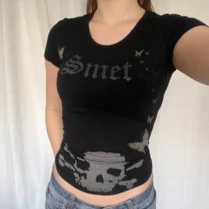 Christian Audigier t-shirt - Svart vintage Christian Audigier t-shirt från Smet. Passat S/M