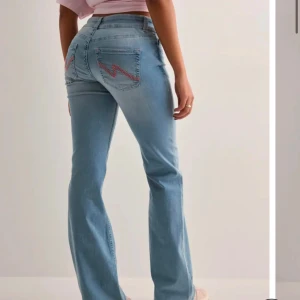 Ljusblå bootcut jeans - Snygga ljusblå bootcut jeans med låg midja as snygga från Nelly! Detaljer bak