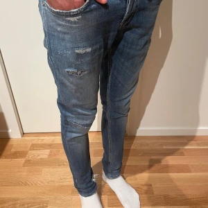 Dondup George jeans - Dondup geroge jeans i färgen mörkblå med märkbara men stilrena slitningar. Jeansen har inga synliga defekter. Storlek:31. Nypris ca 3000, vårat pris endast 750kr✅ hör gärna av er vid eventuella funderingar eller frågor!