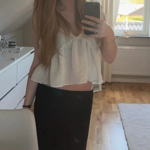 Vit blus med volangdetaljer - Säljer en söt vit blus med volangdetaljer💕