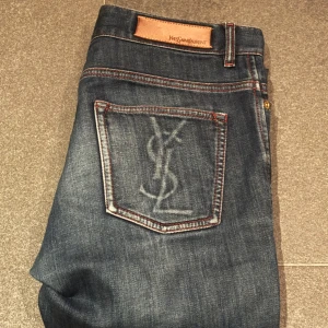 Yves Saint Laurent Jeans - Snygga jeans med asfet detalj på fickan | 8/10 skick | skriv för bud elr funderingar