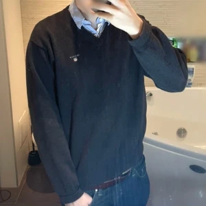 Gant tröja - Gant | V-ringad tröja | 100% ull | Brun/Svart färg | Stl M | Perfekt plagg när man kör skjorta | Robust och slitstarkt material (premiumkänsla) | 185 cm & 72 kg han på bilden | Köptes för 699