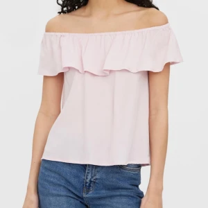 Ljusrosa offshoulder topp - Säljer en söt ljusrosa offshoulder topp med volangdetaljer. Perfekt för varma sommardagar. Toppen har en luftig passform och är tillverkad i ett mjukt material.