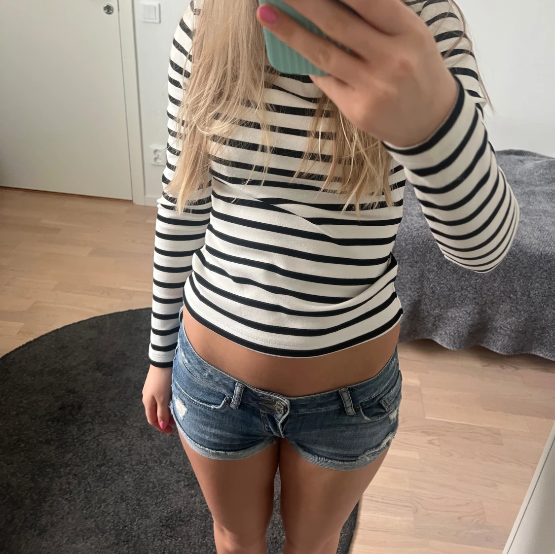 Blå korta jeansshorts