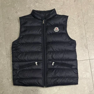 Moncler Gui väst - Moncler gui väst - Skick: 10/10, nästan helt ny - Storlek Junior 14år - Tillbehör: Allt og medföljer - Nypris ca 4500kr - Mitt pris 2750kr - Closet de Lux