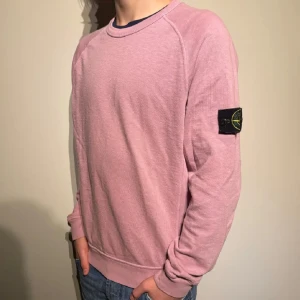 Stone island tröja - Säljer denna feta Stone island tröjan för endast 999kr den är i jätte bra skick och det finns inga defekter! Storlek S, mvh luxury 
