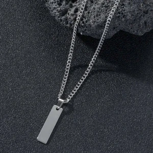 Silverfärgat halsband med rektangulär berlock - Elegant silverfärgat halsband med en enkel rektangulär berlock. Perfekt för en minimalistisk stil och passar till många olika outfits. låda medföljer inte.