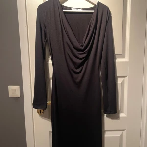 Svart klänning från NA-KD - En svart lång klänning från NA-KD i storlek xxs. Använd bara en gång 