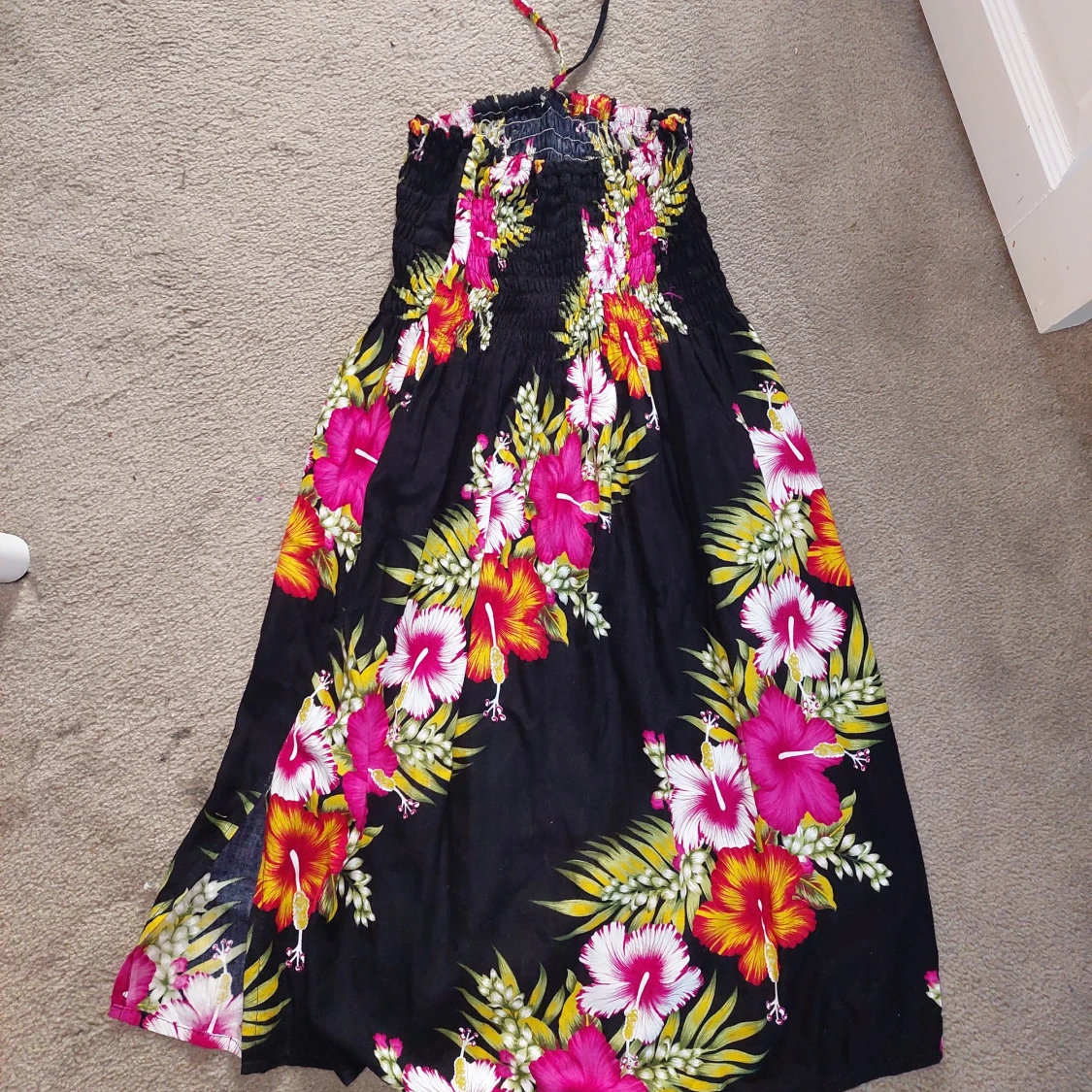 Blommig axelbandslös klänning - 2