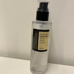 COSRX Advanced Snail 96 Mucin Power Essence - Säljer en flaska COSRX Advanced Snail 96 Mucin Power Essence. Den är använd några få gånger. Perfekt för dig som vill testa på denna produkt! Den innehåller 96% snigelsekretfiltrat som hjälper till att återfukta och reparera huden. Köpte den för ca 300kr från Lyko