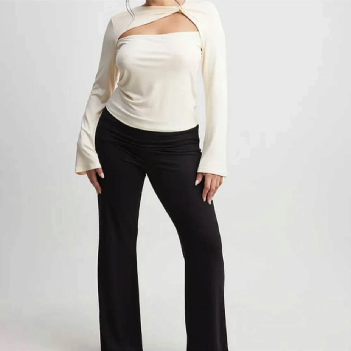 Beige långärmad topp med asymmetrisk design - 1