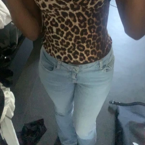 Ljusblå jeans - Låg midjade ljusblåa jeans i storlek s från zara 