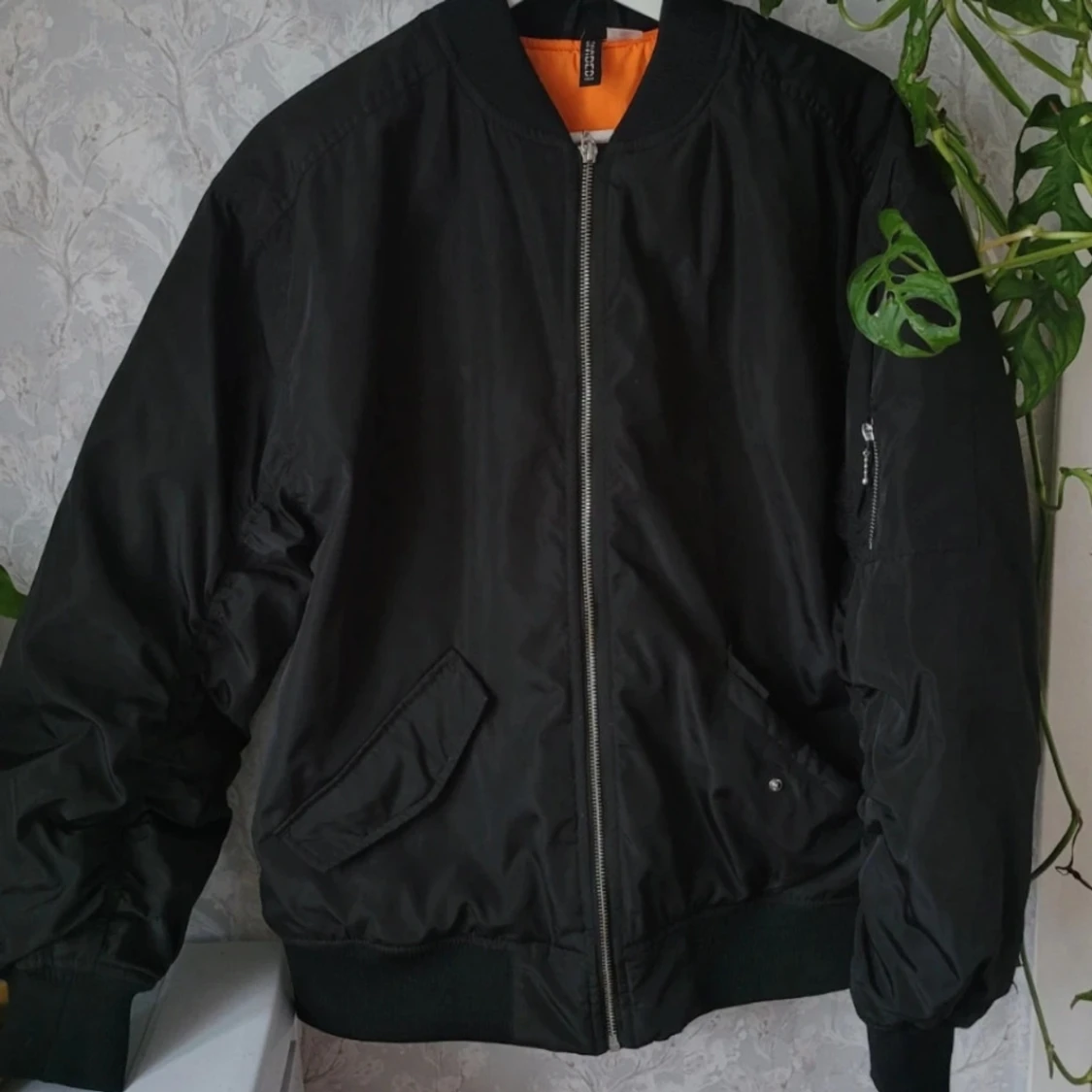 Ny Svart bomberjacka med orange foder