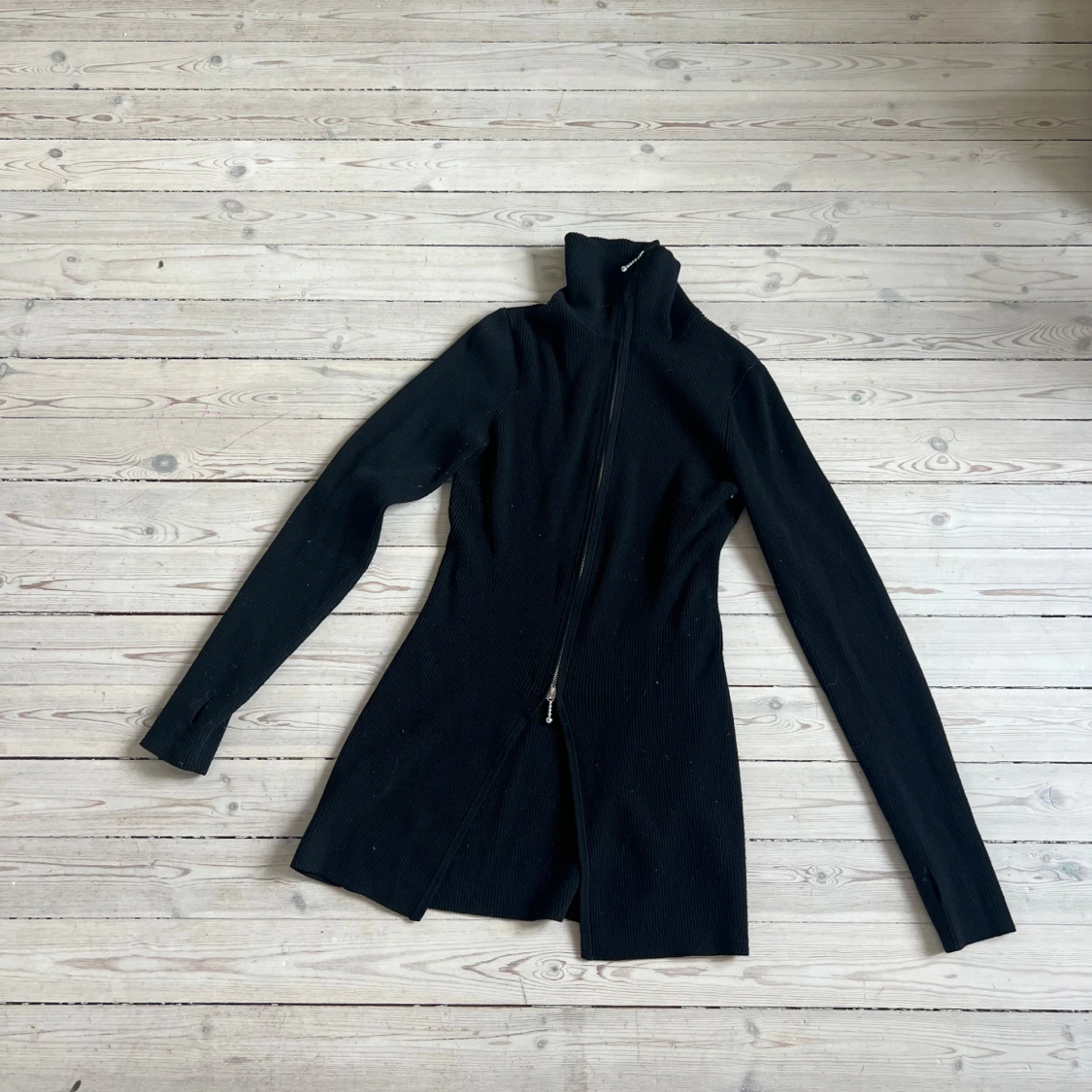 Svart långärmad jacka med dragkedja - 1