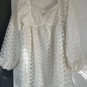 Vit klänning med broderi/blommor NA-KD - Köpt till min student, använd ca 3 gånger 💕