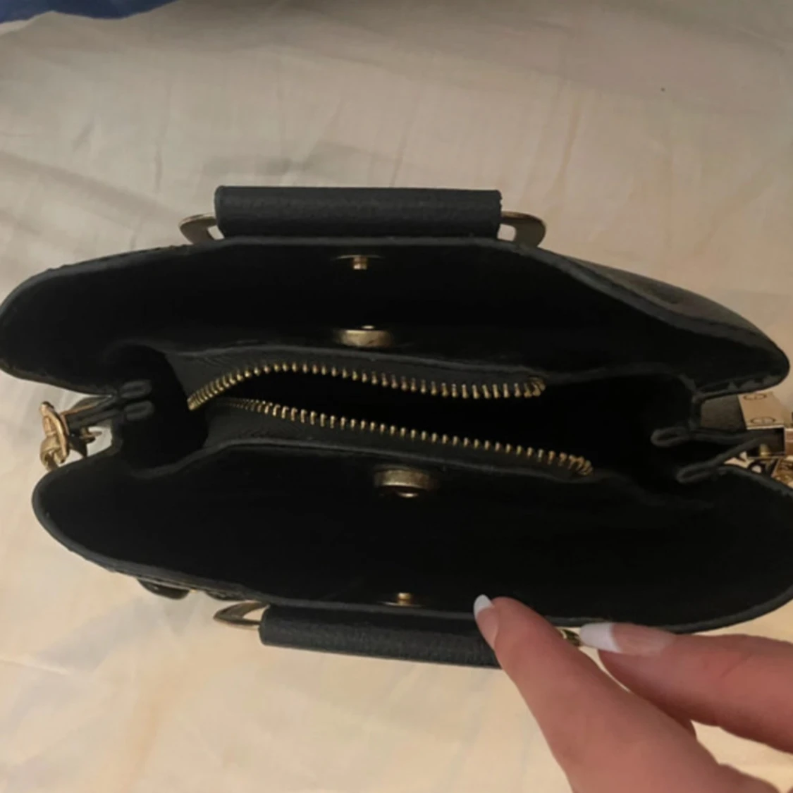 Svart axelväska med kedjedetalj - 2