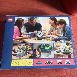 LEGO Travel Moments 41838 helt oöppen - Upptäck LEGO Travel Moments set 41838, perfekt för byggentusiaster över 14 år. Setet innehåller en världskarta och ett flygplan med texten 'World Wonder Liner'. Skapa minnesvärda stunder med detta detaljerade och kreativa byggset. Helt oanvänd och oöppnat. Pris går att diskutera 