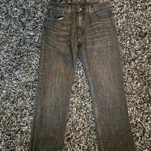 Svarta jeans från Levi's - Bra skick, aldrig använda. Storlek 32/32. 