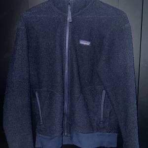 Mörkblå fleecejacka från Patagonia - Patagonia