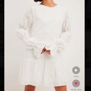 Vit spetsklänning med öppen rygg - Vit klänning i spets med långärmade detaljer och öppen rygg. Perfekt som studentklänning eller till en vanlig sommardag. Använd fåtal gånger, är i fint skick. Ny pris: 799kr