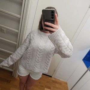Stickad tröja  - Riktigt fin vit flät stickad tröja, tjock och gosig - riktigt bra material! Kliar inte, storlek s! Normal i storlek (sitter exakt som den andra jag lagt upp), aldrig använd 💕 --> finns en likadan mörkblå till salu med!
