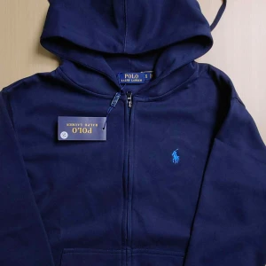 Mörkblå hoodie från Polo Ralph Lauren - Säljer en snygg mörkblå zip  från Polo Ralph Lauren 
