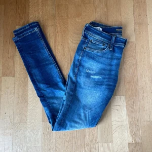 Jack & Jones jeans  - Hej, säljer dessa sjukt snygga Jack and Jones jeans. De är i storlek 27:32 till och är i sjukt bra skick. Kontakta vid minsta fråga💬. ℹ️(Detta är samma jeans som min andra Jack & Jones jeans annons bara med lite bättre bilder)