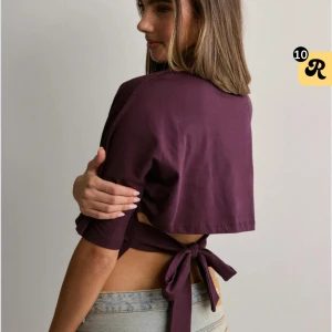 Vinröd knytbar topp - Jätte snygg slutsåld vinröd topp från Nelly med knytning i ryggen. Toppen har korta ärmar och en croppad design som ger en trendig look. Perfekt för en avslappnad stil. Pris går alltid att diskutera❤️