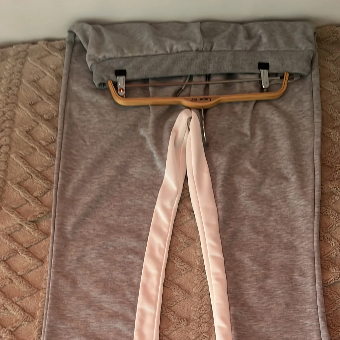 Grå mjukisbyxor med vit detalj - 3