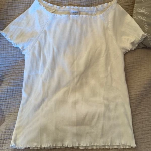 Ribbad topp - Vit ribbad topp från Lindex, inga defekter.