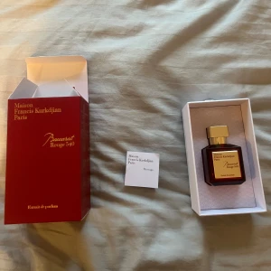 Maison Francis Kurkdjian Baccarat Rouge 540 - Jag säljer denna patfym från Maison Francis Kurkdjian med doften Baccarat Rouge 540 Extrait de Parfum. Flaskan är elegant i röd glas med en gyllene kork och etikett. Förpackningen är stilren och matchar flaskans exklusiva utseende. Priset är ej hugget i sten. Hör av er om det är nåt!