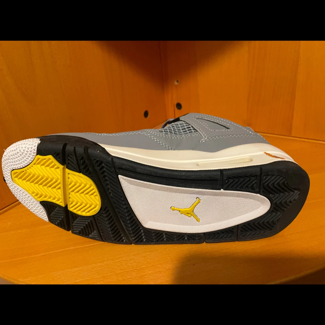 Nike Air Jordans i svart och grått - 2