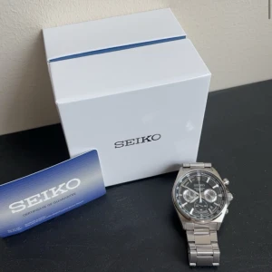 Seiko klocka  - Seiko  Chronograph 41mm Steel Black dial herrklocka | Köptes på Care of Carl för 3899kr | mitt pris: 1999kr | skick: 10/10, använd fåtal gånger | original box osv ingår! | vid intresse skriv till mig