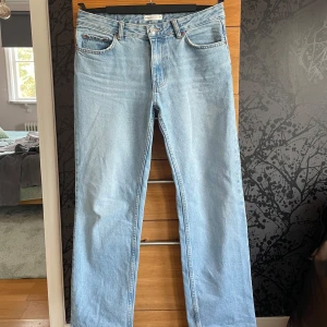 Ljusblå jeans från Gina Tricot - Säljer ett par ljusblå jeans från Gina Tricot!💙 De har tyvärr blivit för stora för mig. Raka i passform med medelhög midja. Mycket bra skick, endast ett litet märke på byxänden (sista bilden). Jag är 167 cm lång.
