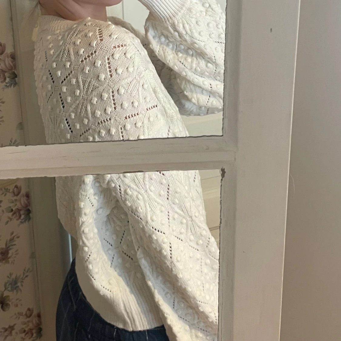 Vit stickad kofta med knappar - 1