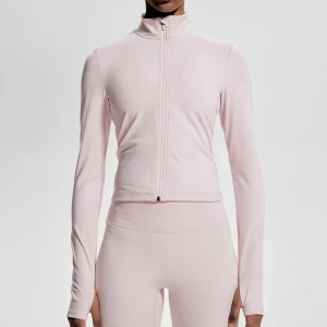 Ljusrosa träningsjacka med dragkedja - Säljer en stilren ljusrosa träningsjacka med dragkedja. Jackan har en hög krage och långa ärmar med tumhål för extra komfort. Perfekt för träning eller en aktiv vardag. Från H&M, helt slutsåld