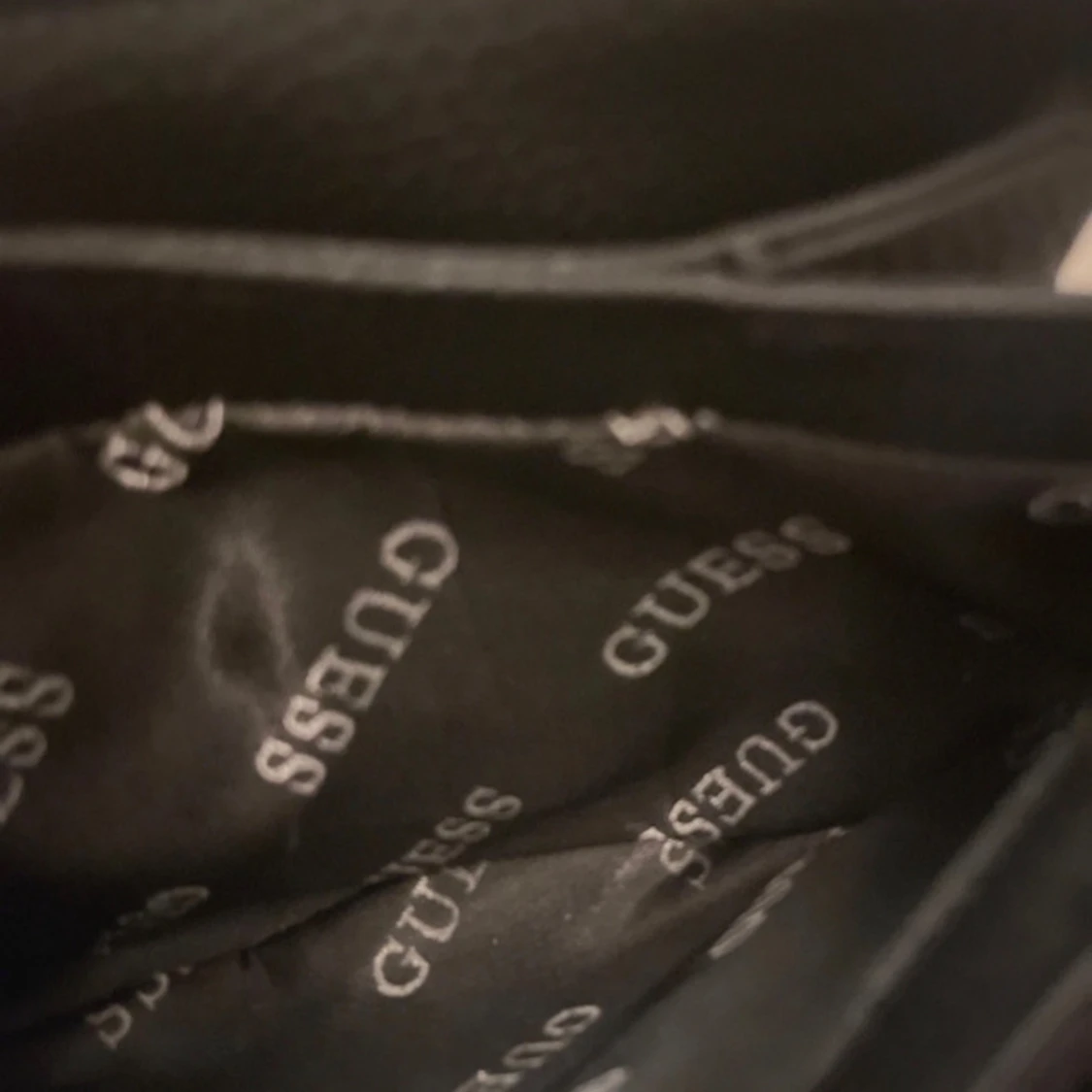Svart axelväska från Guess - 4