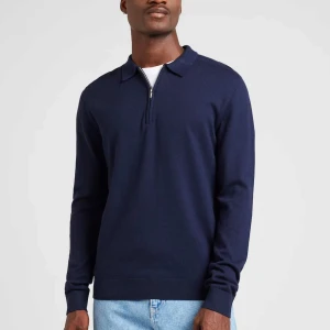 Marinblå långärmad piketröja - Säljer en stilren mörkblå pikétröja från H&M. Storlek small men sitter som medium. Oanvänd, nyskick! Kan samfrakta med mina andra annonser!