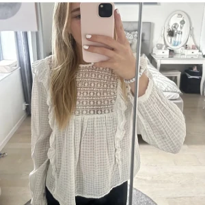Vit blus - Jätte fin från Zara. Jätte bra skick, lånade bilder men kan ta egna bara fråga
