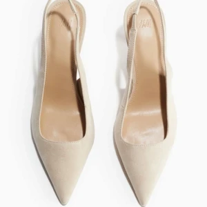 Spets klackar - Så snygga och eleganta klackar som passar till allt! Helt nya och oanvända med prislapp kvar, slutsålda på hemsidan🍸💄💌