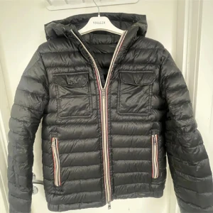 Moncler jacka  - Moncler dunjacka storlek 2 som är som S-M modellen är gammal och sällsynt