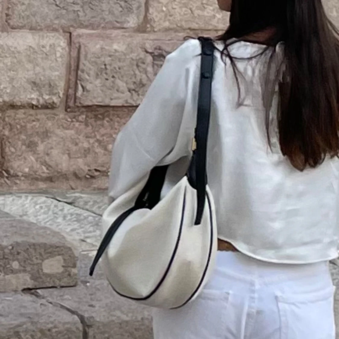 Zara väska med svarta detaljer - 1