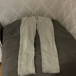 Grå jeansbyxor - Snygga grå jeansbyxor med en klassisk design. De har en rak passform och är perfekta för en avslappnad stil. Byxorna har fickor både fram och bak, vilket ger en praktisk touch.