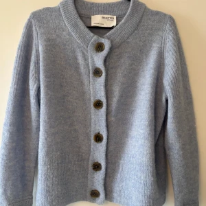 Ljusblå kofta från Selected Femme - Säljer min fina ljusblåa kofta då den inte kommer till användning💕Den är st M men är mer S,Xs