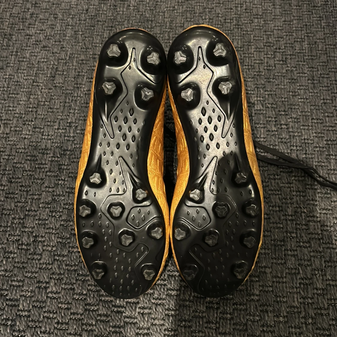 Guldiga fotbollsskor med svart snörning - 4