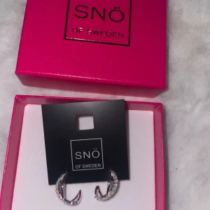 SNÖ of sweden  - Öronhängen silver färgade hoops, aldrig använt.