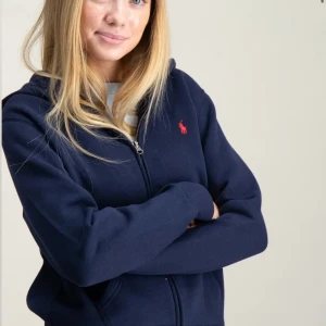 Ralph Lauren zip hoodie - TJEJ - En mjuk och stilren mörkblå Ralph lauren zip up med rött märke, i storlek M. Denna tröja säljer jag nu för att den var lite för liten vid ärmarna enligt mig som gillar lite större tröjor! Den har använts en gång, och är ny, jag köpte den för ungefär 2 veckor sedan. Men den har inte direkt kommit till användning! Den har inga fläckar och är inte sönder någon stans. Tröjan är jätte mjuk och ganska så varm! Priset kan som alltid diskuteras men helst inte för lite eftersom att den är jätte ny!