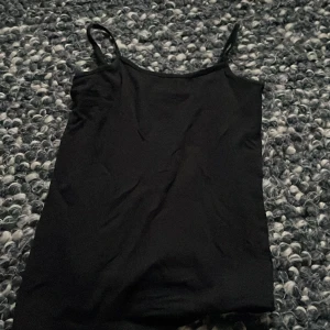 Svart basic  linne - Den har justerbara Axelband 