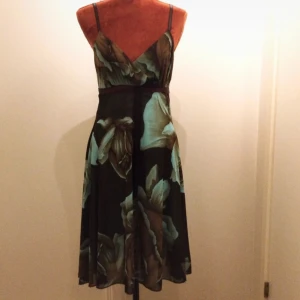 Mönstrad klänning Sisters Point S/M - Bought second hand // Använd ett fätal gänger Reglerbara axelband Innerfoder Pasytt satinband i midja Längd: ca 105 cm