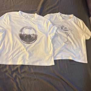 Vita t-shirts med tryck - Två vita t-shirts med unika tryck. Dom är jätte coola men kommer inget till andvädning. Skriv om du vill ha fler bilder!!💕